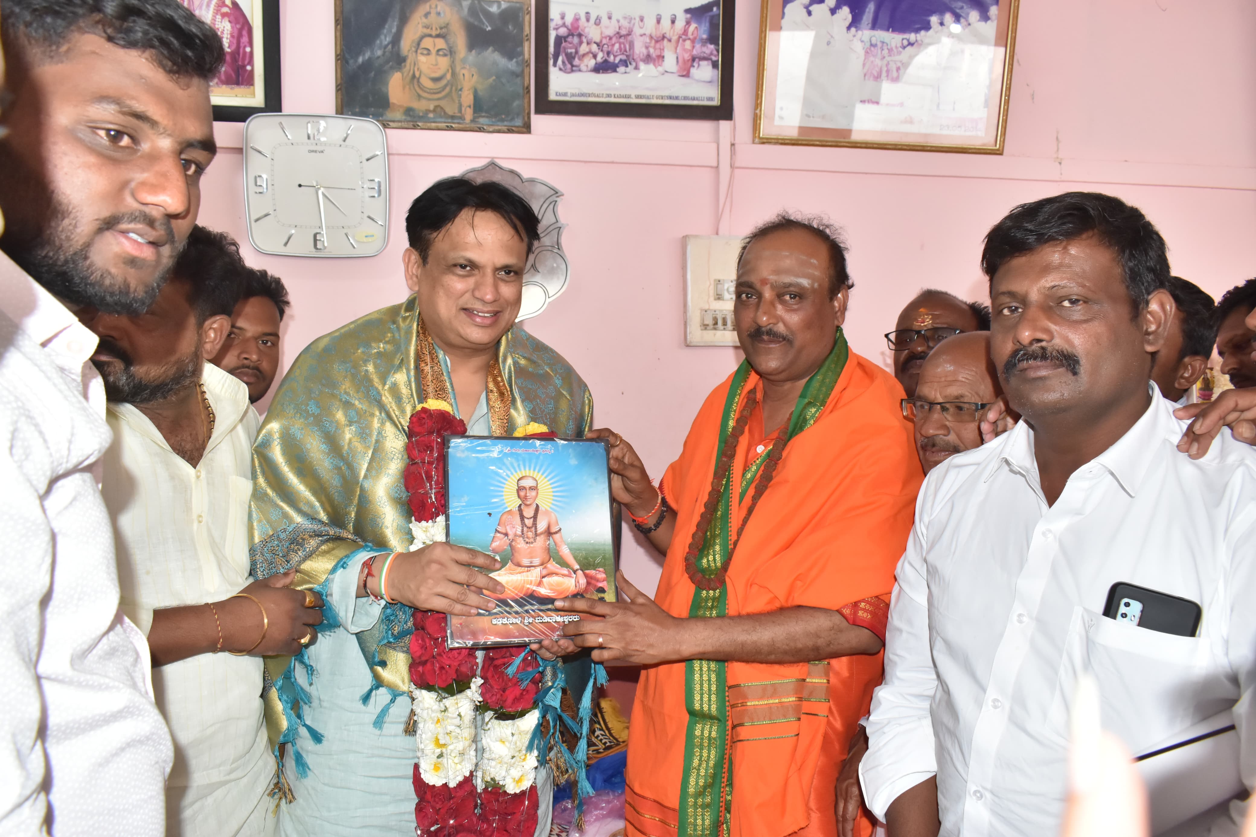 ಕಲಬುರಗಿಯ ಯಡ್ರಾಮಿ ತಾಲ್ಲೂಕಿನ ಕಡಕೋಳ ಮಡಿವಾಳಪ್ಪನವರ ಜಾತ್ರೆಯ ಅಂಗವಾಗಿ ದೇವಸ್ಥಾನಕ್ಕೆ ಭೇಟಿ ನೀಡಿದ ಕೆಕೆಆರ್‌ಡಿಬಿ ಅಧ್ಯಕ್ಷ ಡಾ.ಅಜಯ್‌ಸಿಂಗ್ ಅವರನ್ನು ರುದ್ರಮುನಿ ಶಿವಾಚಾರ್ಯರು ಮಡಿವಾಳಪ್ಪನವರ ಭಾವಚಿತ್ರ ನೀಡಿದರು