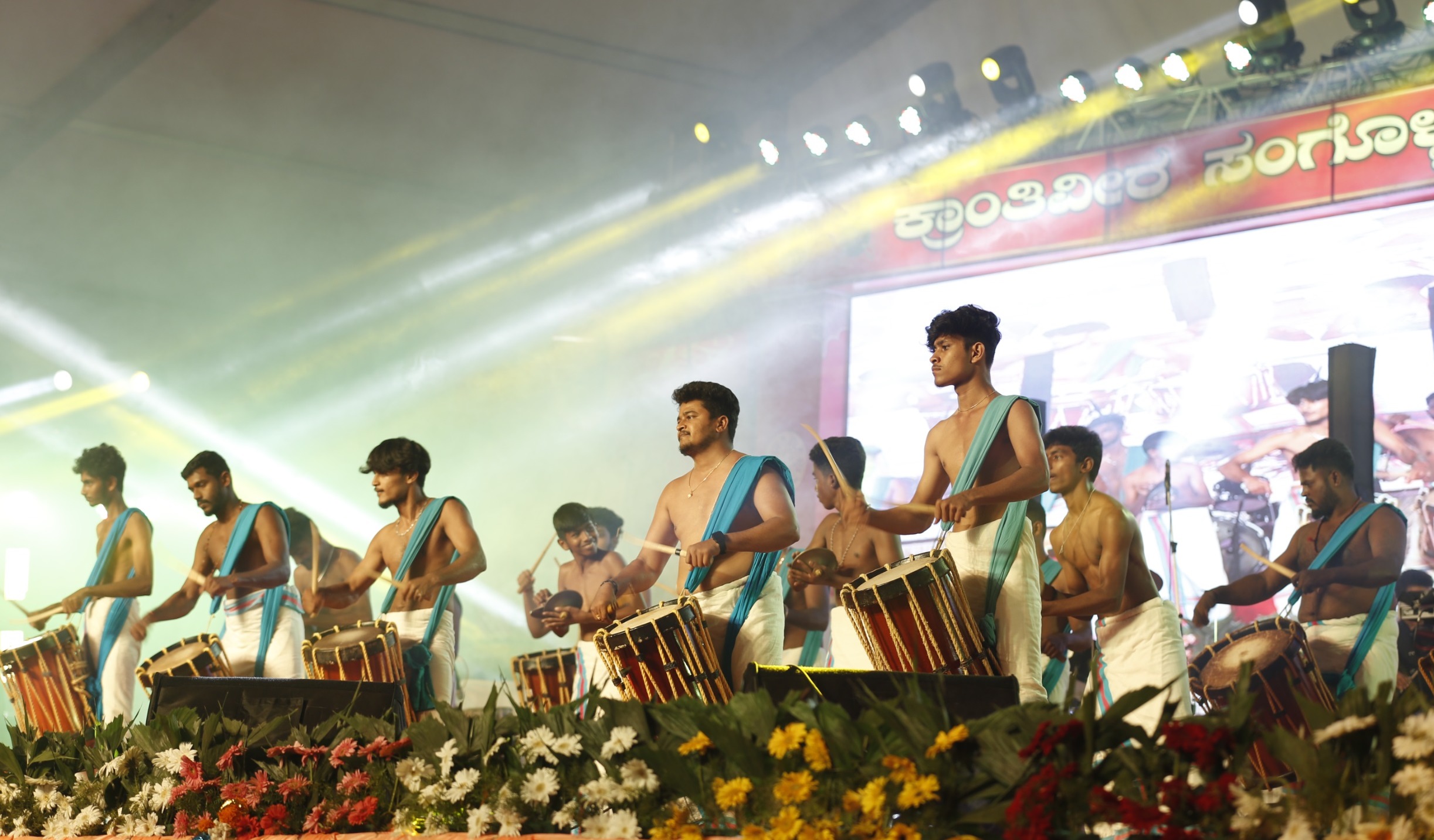 ಸಂಗೊಳ್ಳಿ ರಾಯಣ್ಣ ಉತ್ಸವದಲ್ಲಿ ಬುಧವಾರ ರಾತ್ರಿ ಚಂಡೆಮೇಳದ ಕಲಾವಿದರು ಪ್ರದರ್ಶನ ನೀಡಿದರು