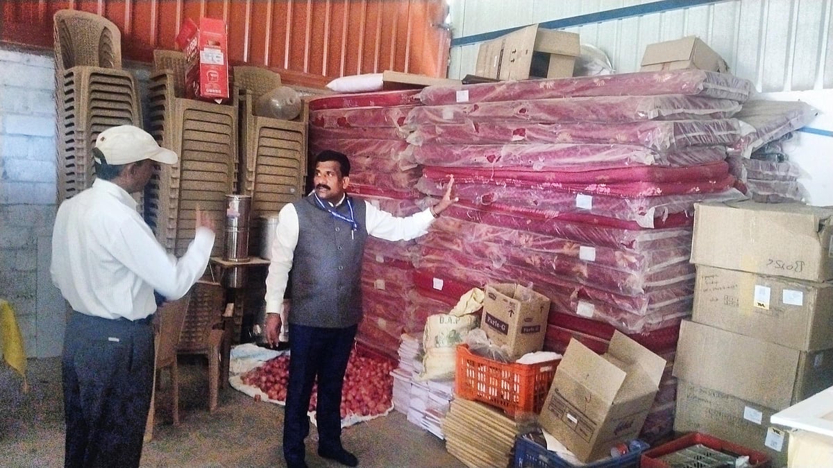 ಸಿಂದಗಿ |ಗೋದಾಮಿನಲ್ಲಿ ಬೆಡ್‌: ನೆಲದ ಮೇಲೆ ಮಲಗುವ ಮಕ್ಕಳು