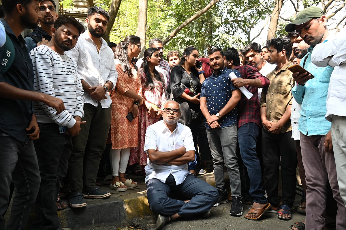 ಬೆಂಗಳೂರು: ‘ಉದ್ಯೋಗಸೌಧ’ದ ಎದುರು ಶಾಸಕ ಸುರೇಶ್‌ ಕುಮಾರ್‌ ಪ್ರತಿಭಟನೆ