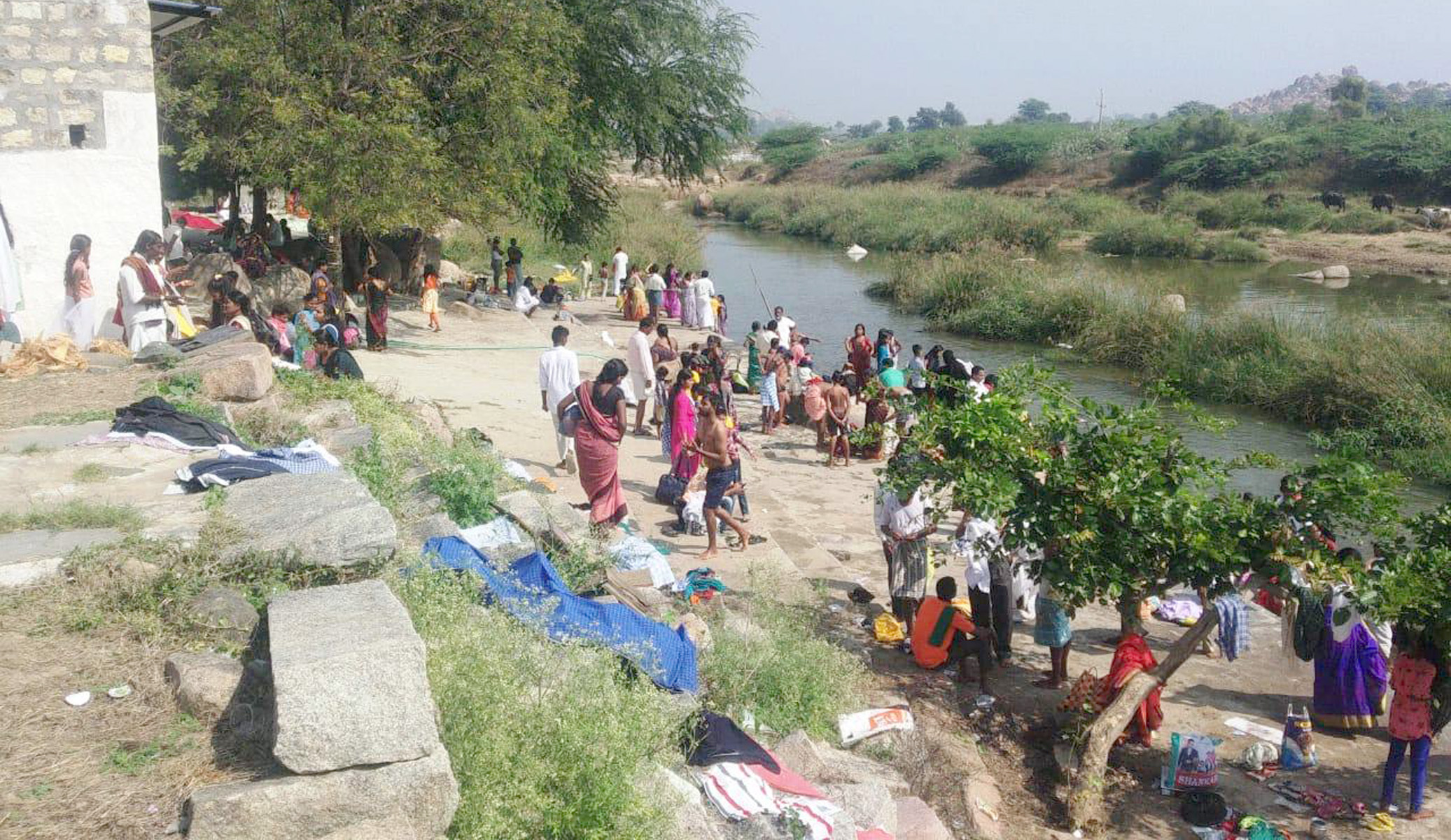 ಸಿಂಧನೂರು ತಾಲ್ಲೂಕಿನ ಮುಕ್ಕುಂದ ಗ್ರಾಮದ ಬಳಿಯ ತುಂಗಭದ್ರಾ ನದಿಯಲ್ಲಿ ಜನ ಪುಣ್ಯಸ್ನಾನ ಮಾಡಿದರು