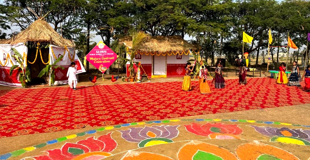 ಕಾರಟಗಿಯ ಗ್ಲೋಬಲ್‌ ಪಬ್ಲಿಕ್‌ ಸ್ಕೂಲ್‌ನಲ್ಲಿ ಸಂಕ್ರಾಂತಿ ಆಚರಣೆಯ ನಿಮಿತ್ತ ಗುಡಿಸಲುಗಳನ್ನು ನಿರ್ಮಿಸಿರುವುದು
