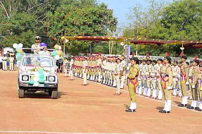 ಚಿತ್ರದುರ್ಗದ ಸರ್ಕಾರಿ ವಿಜ್ಞಾನ ಕಾಲೇಜು ಮೈದಾನದಲ್ಲಿ 75ನೇ  ಗಣರಾಜ್ಯೋತ್ಸವ ದಿನಾಚರಣೆ ಅಂಗವಾಗಿ ಏರ್ಪಡಿಸಿದ್ದ ಸಮಾರಂಭದಲ್ಲಿ ಜಿಲ್ಲಾ ಉಸ್ತುವಾರಿ ಸಚಿವ ಡಿ.ಸುಧಾಕರ್ ಧ್ವಜಾರೋಹಣ ನೆರವೇರಿಸಿದರು