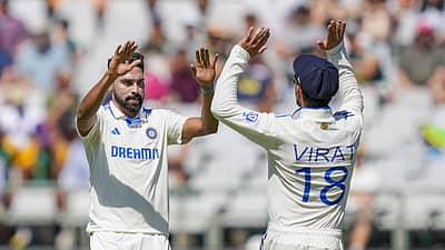 ಮೊದಲ (ಏಡನ್ ಮರ್ಕರಂ) ವಿಕೆಟ್‌ ಪಡೆದಾಗ ವಿರಾಟ್‌ ಕೊಹ್ಲಿಯಿಂದ ಅಭಿನಂದನೆ