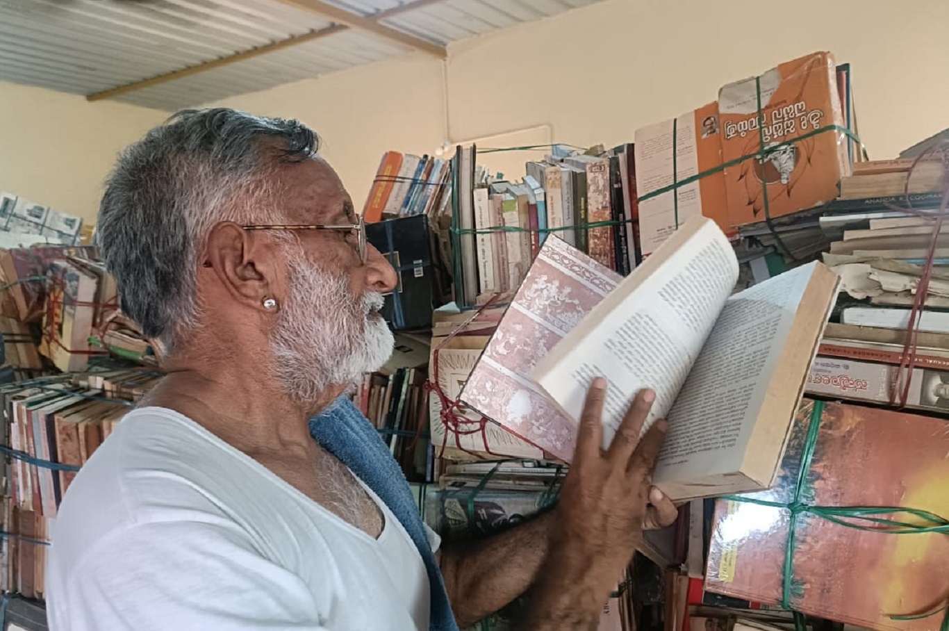 ಮಾಲೂರಿನ ‘ಪುಸ್ತಕ ಮನೆ’ಯಲ್ಲಿ ಪುಸ್ತಕ ವೀಕ್ಷಿಸಿದ ಹರಿಹರಪ್ರಿಯ 