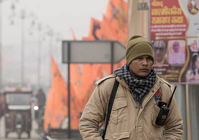 ರಾಮ ಮಂದಿರ ಉದ್ಘಾಟನೆ ಹಿನ್ನೆಲೆ ಮುಂಜಾಗೃತಾ ಕ್ರಮವಾಗಿ ಅಯೋಧ್ಯೆಯಲ್ಲಿ ಭದ್ರತಾ ಸಿಬ್ಬಂದಿಯೊಬ್ಬರು ನಿಂತಿರುವುದು 