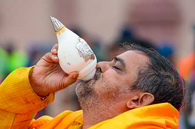 ಅಯೋಧ್ಯೆಯಲ್ಲಿ ನಡೆಯಲಿರುವ ರಾಮ ಮೂರ್ತಿ ಪ್ರಾಣ ಪ್ರತಿಷ್ಠಾಪನೆ ಕಾರ್ಯಕ್ರಮ ಹಿನ್ನಲೆ ಭಕ್ತರೊಬ್ಬರು ಶಂಖವನ್ನು ಊದುತ್ತಿರುವ ದೃಶ್ಯ.