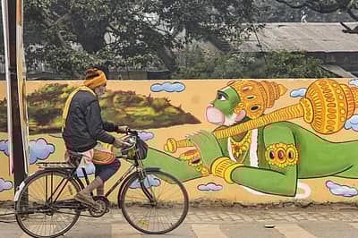 ಹನುಮಂತ ಸಂಜೀವಿನಿ ಪರ್ವತ ಹೊತ್ತು ಹಾರುತ್ತಿರುವ ದೃಶ್ಯವನ್ನು ಅಯೋಧ್ಯೆ ನಗರದ ಗೋಡೆಯ ಮೇಲೆ ಚಿತ್ರಿಸಿರುವುದು