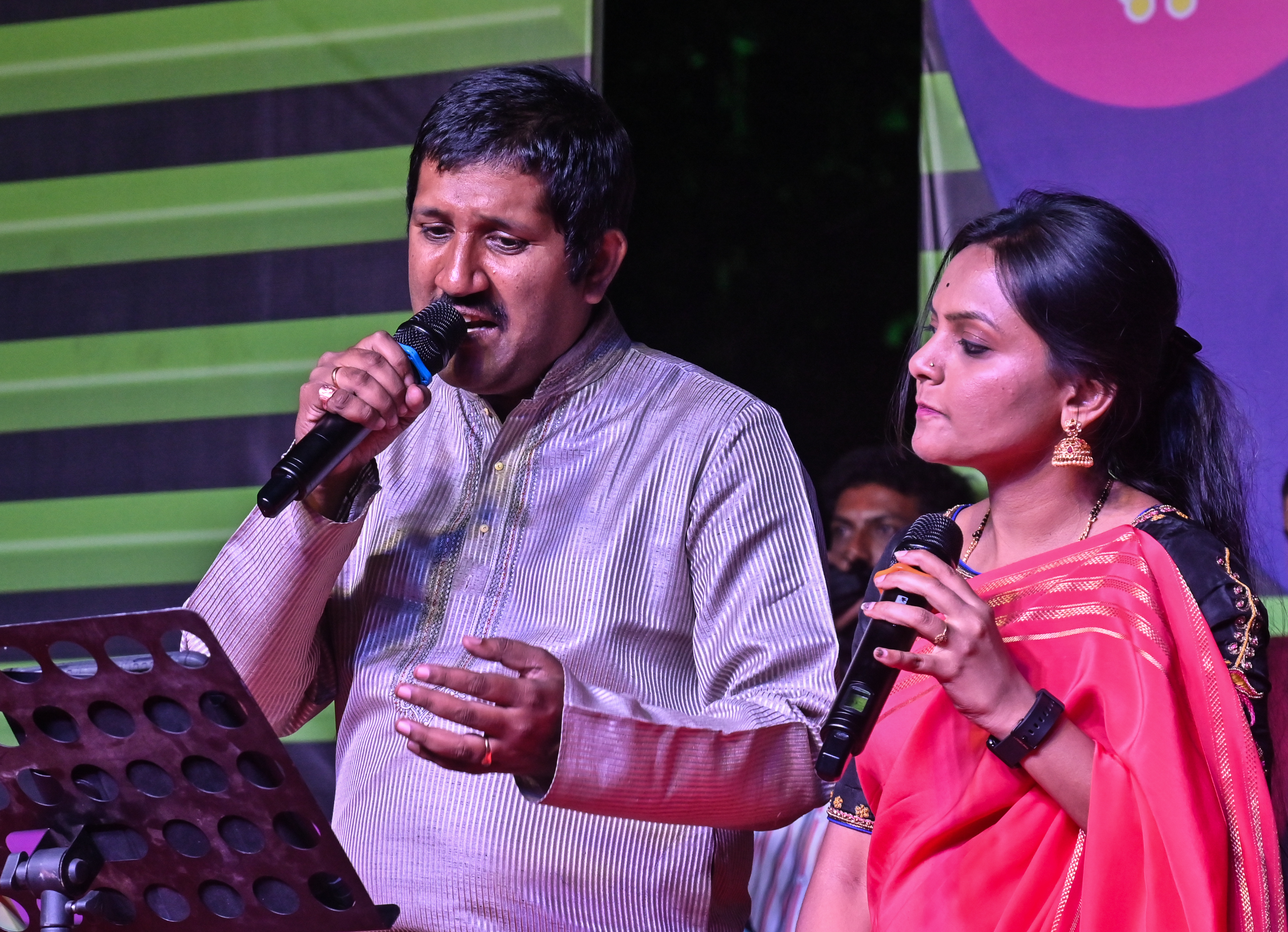 ಮೈಸೂರಿನ ಮಾನಸಗಂಗೋತ್ರಿ ಆವರಣದಲ್ಲಿ ಪ್ರವಾಸೋದ್ಯಮ ಇಲಾಖೆ ಹಾಗೂ ಜಿಲ್ಲಾ ಪ್ರವಾಸೋದ್ಯಮ ಅಭಿವೃದ್ಧಿ ಸಮಿತಿ ಶುಕ್ರವಾರ ಆರಂಭವಾದ ಮೈಸೂರು ಉತ್ಸವದಲ್ಲಿ ಆಯೋಜಿಸಿದ್ದ ‘ಭಾವ ಗೀತೋತ್ಸವ’ದಲ್ಲಿ ನಿತಿನ್‌ ರಾಜರಾಮ್‌ಶಾಸ್ತ್ರೀ ಹಾಗೂ ಶ್ರುತಿ ತುಮಕೂರು ಭಾವ ಗೀತೆ ಹಾಡಿದರು   ಪ್ರಜಾವಾಣಿ ಚಿತ್ರ