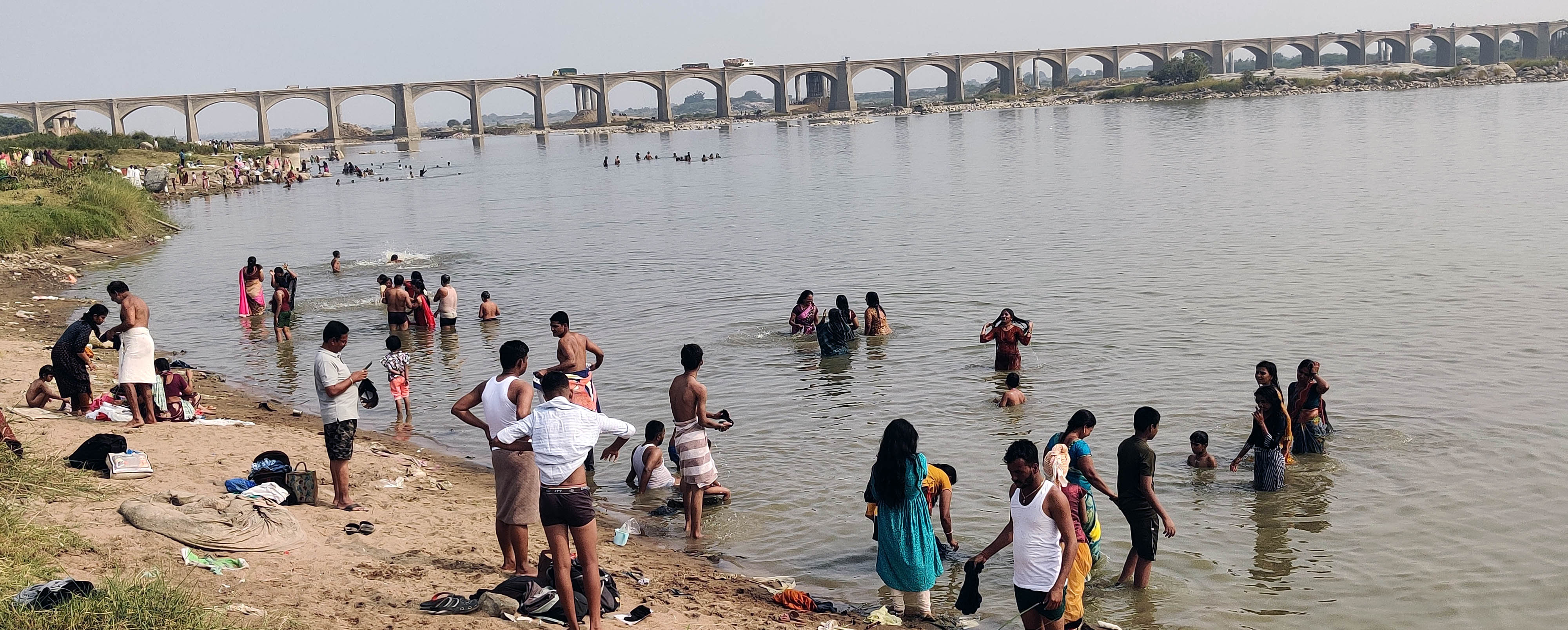 ರಾಯಚೂರು ತಾಲ್ಲೂಕಿನ ಶಕ್ತಿನಗರ ಸಮೀಪದ ಕೃಷ್ಣಾ ನದಿಯಲ್ಲಿ ಪುಣ್ಯಸ್ನಾನ ಮಾಡಿದ ಜನ