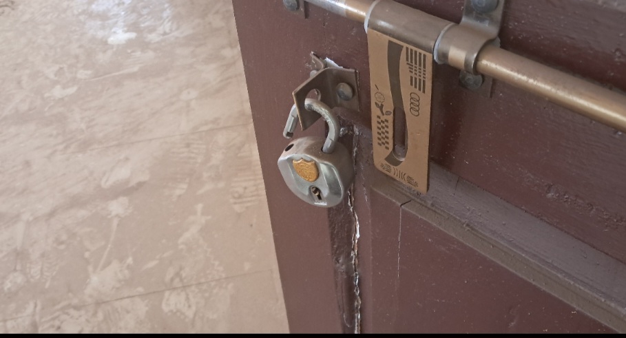 ಬಾಗಿಲಿಗೆ ಹಾಕಿರುವ ಬೀಗ ಮುರಿದಿರುವುದು