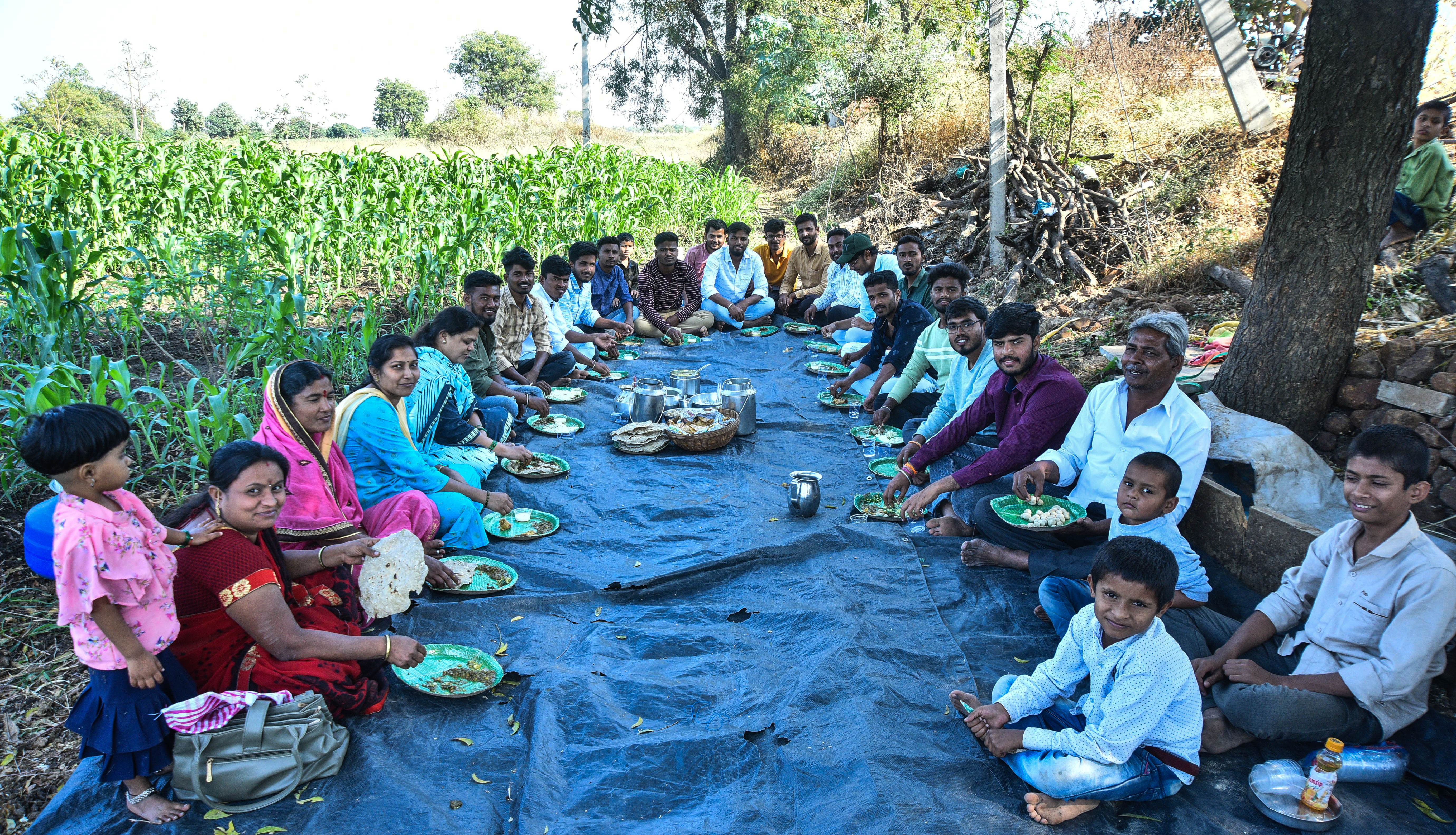 ಕಲಬುರಗಿ ತಾಲೂಕಿನ ಪಟ್ಟಣ ಗ್ರಾಮದ ಬಳಿ ಎಳ್ಳುಅಮಾವಾಸ್ಯೆ ಅಂಗವಾಗಿ ಶುಕ್ರವಾರ ಭೀಮಶಂಕರ ಅವರ ಹೊಲದಲ್ಲಿ ಕುಟುಂಬದ ಸದಸ್ಯರು ಕುಳಿತು ಸಾಮೂಹಿಕವಾಗಿ ಊಟ ಮಾಡಿದರು
ಪ್ರಜಾವಾಣಿ ಸಂಗ್ರಹ ಚಿತ್ರಗಳು: ತಾಜುದ್ದೀನ್‌ ಆಜಾದ್‌