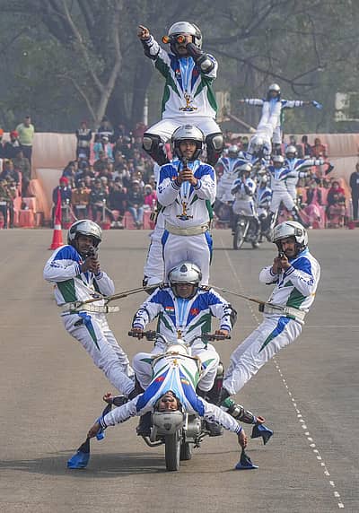 ಬೈಕ್‌ನಲ್ಲಿ ಯೋಧರ ಸಾಹಸ ಪ್ರದರ್ಶನ