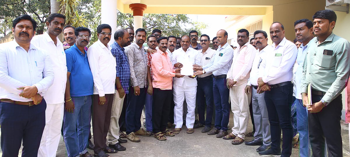 ಬೇಡಿಕೆ ಈಡೇರಿಸುವಂತೆ ಶಾಸಕ ಸಿ. ಪುಟ್ಟರಂಗಶೆಟ್ಟಿಗೆ  ಸರ್ಕಾರಿ ನೌಕರರ ಮನವಿ