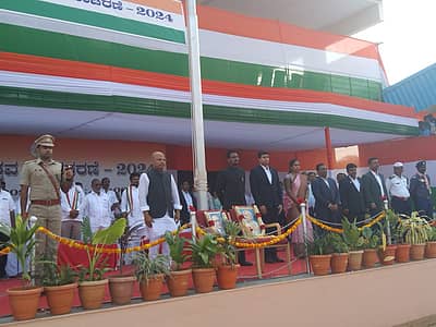 ರಾಯಚೂರಿನ ಮಹಾತ್ಮ ಗಾಂಧಿ ಜಿಲ್ಲಾ ಕ್ರೀಡಾಂಗಣದಲ್ಲಿ ಗಣರಾಜ್ಯೋತ್ಸವ ಪ್ರಯುಕ್ತ ಜಿಲ್ಲಾ ಉಸ್ತುವಾರಿ ಸಚಿವರೂ ಆದ ವೈದ್ಯಕೀಯ ಶಿಕ್ಷಣ  ಸಚಿವ ಡಾ.ಶರಣಪ್ರಕಾಶ ಪಾಟೀಲ ಧ್ವಜಾರೋಹಣ ನೆರವೇರಿಸಿದರು