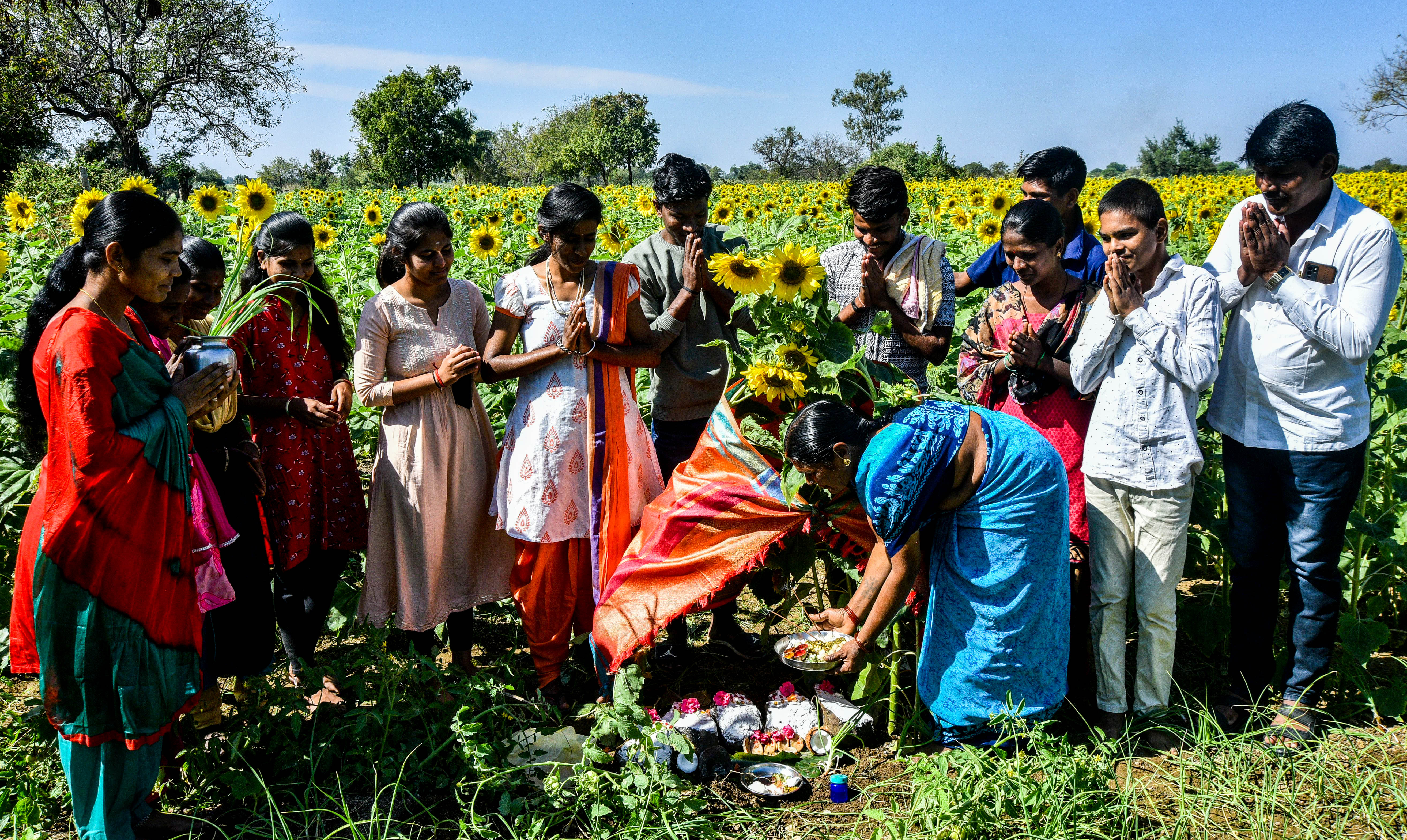 ಕಲಬುರಗಿ ತಾಲೂಕಿನ ಪಟ್ಟಣ ಗ್ರಾಮದ ಬಳಿ ಎಳ್ಳುಅಮಾವಾಸ್ಯೆ ಅಂಗವಾಗಿ ಶುಕ್ರವಾರ ಹೊಲದಲ್ಲಿ ಪೂಜೆ ಸಲ್ಲಿಸಲಾಯಿತು