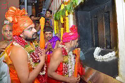 ಕನಕನ ಕಿಂಡಿಯಲ್ಲಿ ಕೃಷ್ಣನ ದರ್ಶನ ಪಡೆದ ಪುತ್ತಿಗೆ ಮಠದ ಉಭಯ ಯತಿಗಳು