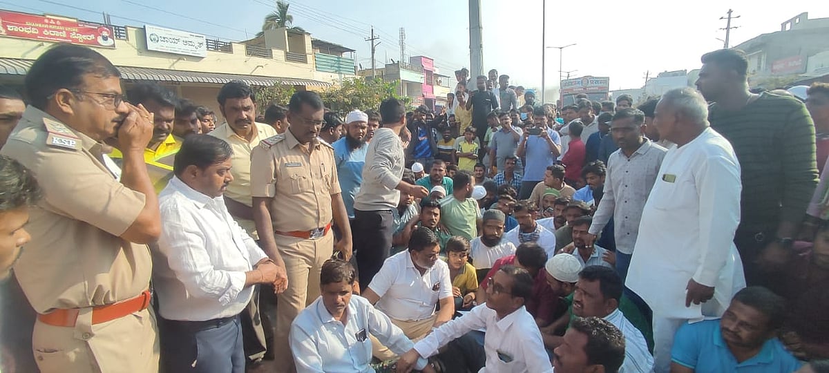 ರಾಯಚೂರು | ಟಿಪ್ಪು ಸುಲ್ತಾನ್ ನಾಮಫಲಕಕ್ಕೆ ಚಪ್ಪಲಿ ಹಾರ: ಮುಸ್ಲಿಮರಿಂದ ಪ್ರತಿಭಟನೆ