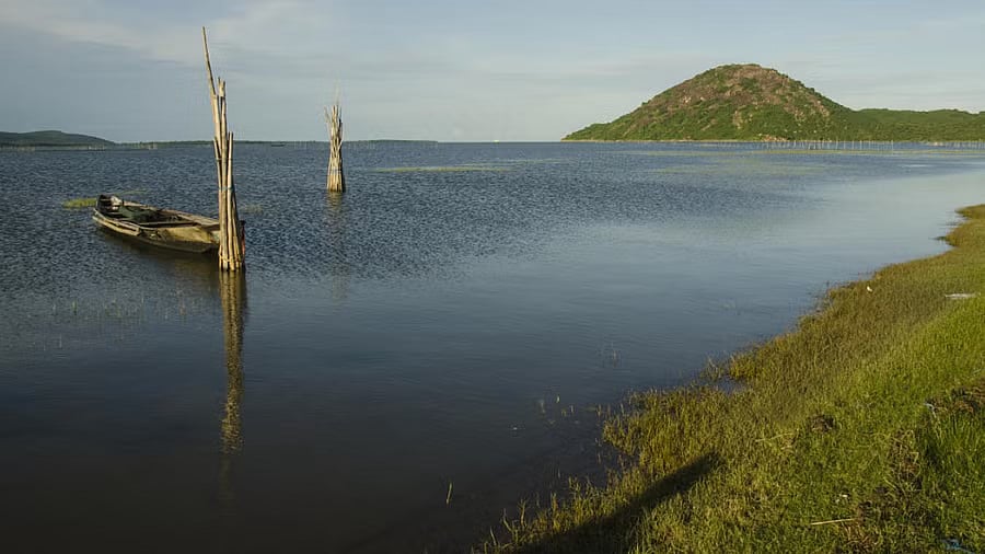 ಚಿಲಿಕಾ ಸರೋವರದಲ್ಲಿ ಸಿಲುಕಿದ ಕೇಂದ್ರ ಸಚಿವರಿದ್ದ   ದೋಣಿ: ರಕ್ಷಣೆ 