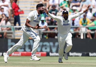 ಐದನೇ (ಮಾರ್ಕೊ ಯಾನ್ಸೆನ್) ವಿಕೆಟ್‌ ಪಡೆದಾಗ ಸಿರಾಜ್‌ ಅವರತ್ತ ಓಡಿ ಬಂದ ರೋಹಿತ್ ಶರ್ಮಾ