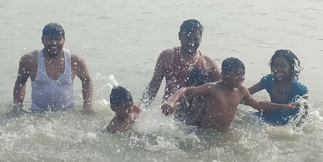 ಶಕ್ತಿನಗರ ಸಮೀಪದ ಕೃಷ್ಣಾ ನದಿಯಲ್ಲಿ ಜನ ಪುಣ್ಯಸ್ನಾನ ಮಾಡಿದರು