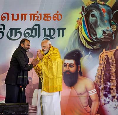 ಕಾರ್ಯಕ್ರಮದಲ್ಲಿ ಪ್ರಧಾನಿ ನರೇಂದ್ರ ಮೋದಿ ಅವರನ್ನು ಸನ್ಮಾನಿಸಿದ  ಸಚಿವ ಎಲ್. ಮುರುಗನ್.