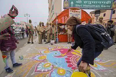 ಮಹಿಳೆಯೊಬ್ಬರು ಅಯೋಧ್ಯೆಯ ರಸ್ತೆಯಲ್ಲಿ ಚಿತ್ರ ಬಿಡಿಸಿದರು