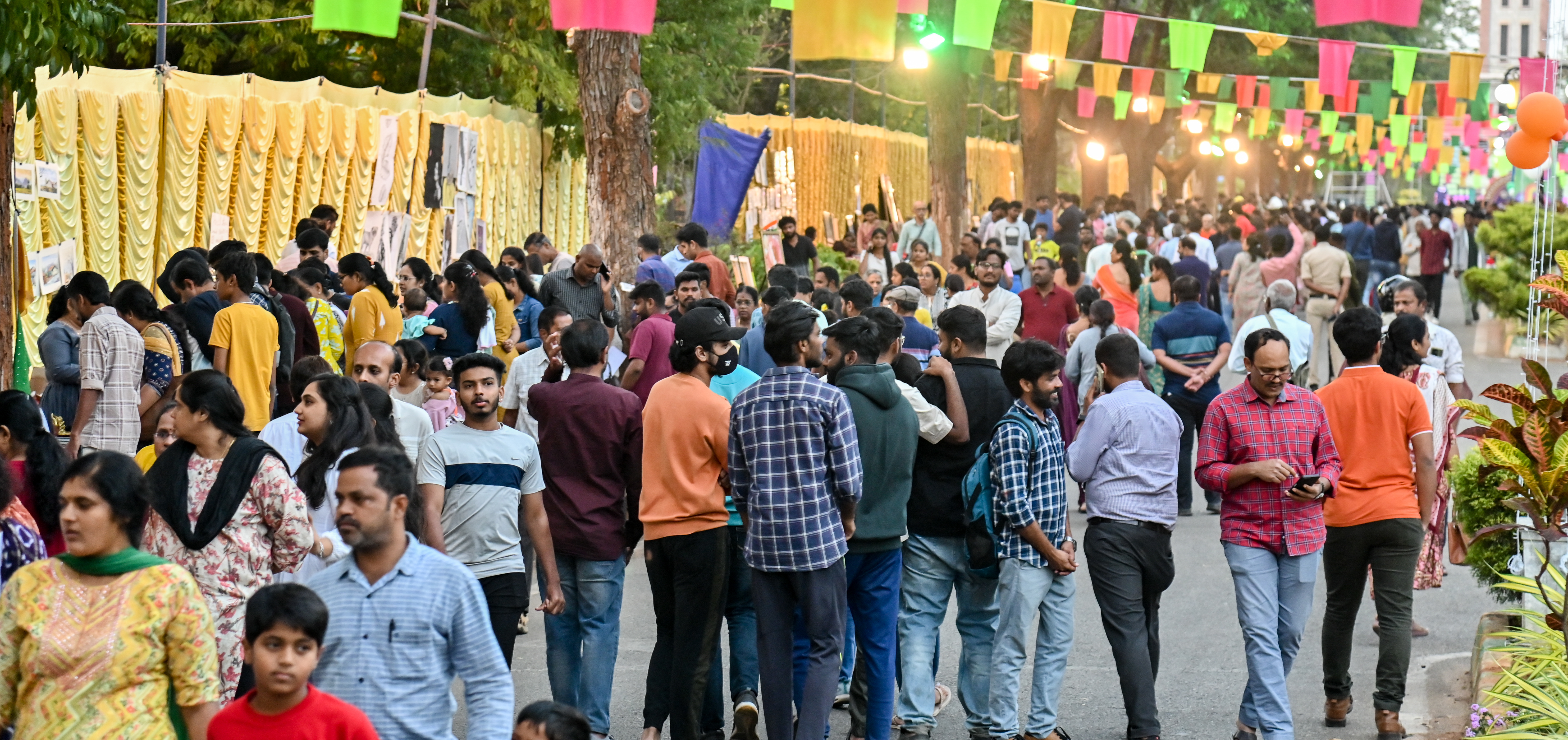 ಮೈಸೂರಿನ ಮಾನಸಗಂಗೋತ್ರಿ ಆವರಣದಲ್ಲಿ ಪ್ರವಾಸೋದ್ಯಮ ಇಲಾಖೆ ಹಾಗೂ ಜಿಲ್ಲಾ ಪ್ರವಾಸೋದ್ಯಮ ಅಭಿವೃದ್ಧಿ ಸಮಿತಿ ಶುಕ್ರವಾರ ಆರಂಭವಾದ ಮೈಸೂರು ಉತ್ಸವದ ‘ಚಿತ್ರಸಂತೆ’ಯಲ್ಲಿ ಭಾಗವಹಿಸಿದ ಜನರು  ಪ್ರಜಾವಾಣಿ ಚಿತ್ರ