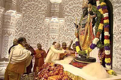 ಶ್ರೀ ರಾಮನಪಾದಗಳಿಗೆ ಪುಷ್ಪ ಅರ್ಪಿಸಿದ ಪ್ರಧಾನಿ ಮೋದಿ