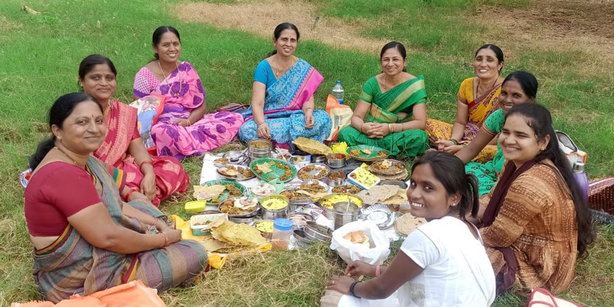 ಕವಿತಾಳ ಸಮೀಪದ ಕಡ್ಡೋಣಿ ತಿಮ್ಮಾಪುರ ನರ್ಸರಿ ಹತ್ತಿರ ಮಹಿಳೆಯರು ಭೋಜನ ಸವಿಯುತ್ತಿರುವುದು