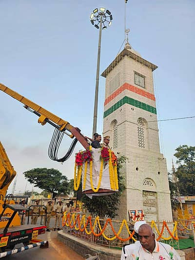 ಗಣರಾಜ್ಯೋತ್ಸವ ಅಂಗವಾಗಿ ಕೋಲಾರದ ಕ್ಲಾಕ್ ಟವರ್ ನಲ್ಲಿ ಜಿಲ್ಲಾಧಿಕಾರಿ ಅಕ್ರಂ ಪಾಷ ಧ್ವಜಾರೋಹಣ ನೆರವೇರಿಸಿದರು