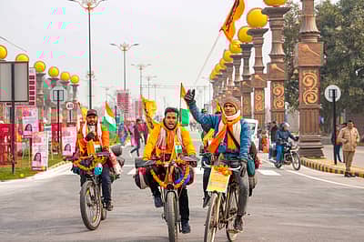 ಅಯೋಧ್ಯೆಯಲ್ಲಿ ನಡೆಯಲಿರುವ ರಾಮ ಮೂರ್ತಿ ಪ್ರಾಣ ಪ್ರತಿಷ್ಠಾಪನೆ ಕಾರ್ಯಕ್ರಮ ಹಿನ್ನಲೆ ಭಕ್ತರು ಸೈಕಲ್‌ನಲ್ಲಿ ನಗರದತ್ತ ಬರುತ್ತಿರುವ ದೃಶ್ಯ