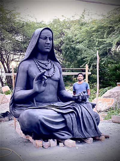 ಆದಿ ಶಂಕರಾಚಾರ್ಯರ ಪ್ರತಿಮೆಯೊಂದಿಗೆ ಶಿಲ್ಪಿ ಅರುಣ್‌ ಯೋಗಿರಾಜ್‌ 