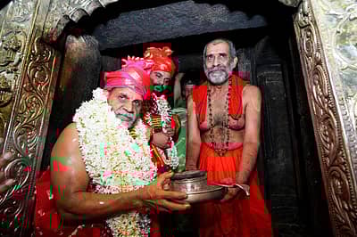 ಪರ್ಯಾಯದ ಸಂಪ್ರದಾಯದಂತೆ ಪುತ್ತಿಗೆ ಶ್ರೀಗಳು ಅಕ್ಷಯಪಾತ್ರೆ ಸ್ವೀಕರಿಸಿದರು.