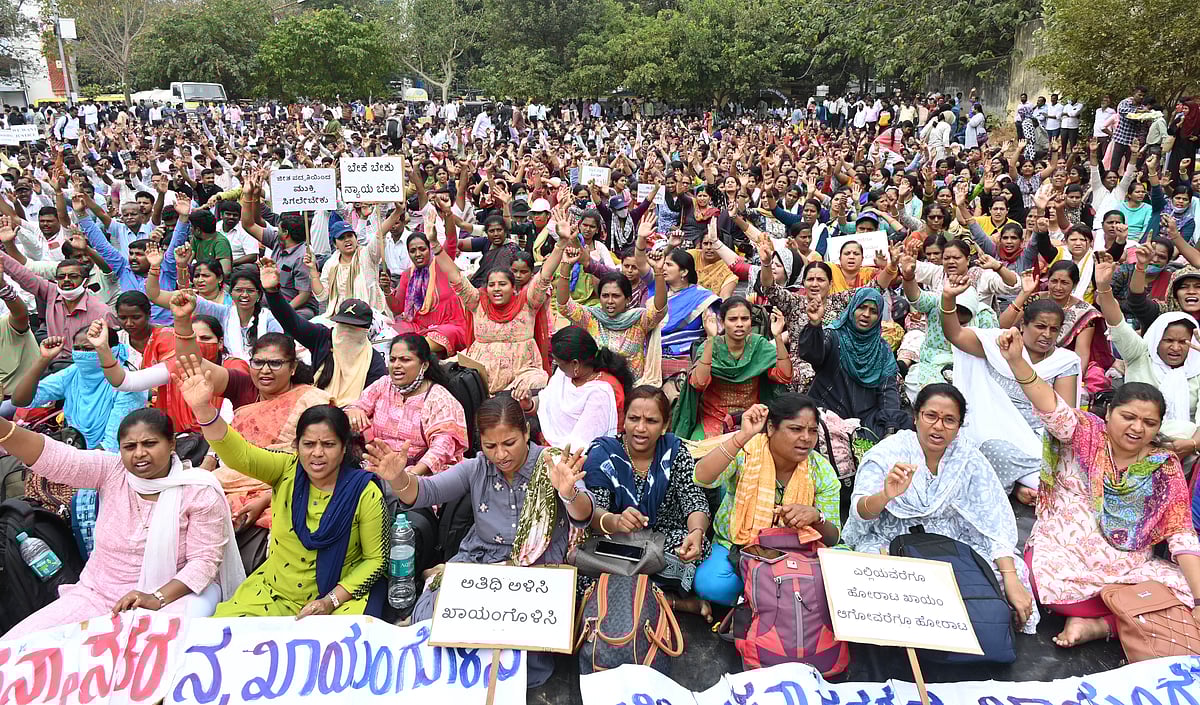ಸೇವಾ ಭದ್ರತೆಗೆ ಆಗ್ರಹಿಸಿ ಧರಣಿ ಆರಂಭಿಸಿದ ಅತಿಥಿ ಉಪನ್ಯಾಸಕರು