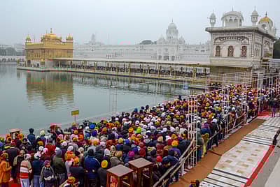 ಅಮೃತ್‌ ಸರ್‌ನ ಗೋಲ್ಡನ್‌ ಟೆಂಪಲ್‌ಗೆ ಭೇಟಿ ನೀಡಿದ ಜನರು