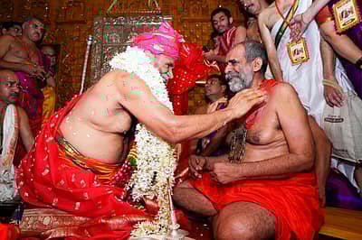 ಅದಮಾರು ಮಠದ ಹಿರಿಯ ಯತಿ ವಿಶ್ವಪ್ರಿಯ ತೀರ್ಥರಿಗೆ ಗಂದ ಉಪಚಾರದಲ್ಲಿ ತೊಡಗಿರುವ ಪುತ್ತಿಗೆ ಮಠದ ಸುಗುಣೇಂದ್ರ ತೀರ್ಥ ಸ್ವಾಮೀಜಿ