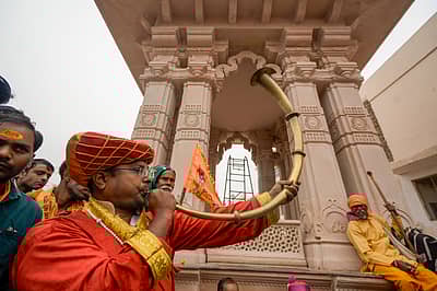 ಜನವರಿ 22ರಂದು  ನಡೆಯಲಿರುವ ರಾಮ ಮೂರ್ತಿ ಪ್ರಾಣ ಪ್ರತಿಷ್ಠಾಪನೆ ಕಾರ್ಯಕ್ರಮಕ್ಕೂ ಮುನ್ನ ಇಂದು( ಶನಿವಾರ) ಅಯೋಧ್ಯೆಯಲ್ಲಿ ಭಕ್ತರೊಬ್ಬರು ದೇವಾಲಯದ ಮುಂಭಾಗ ಸಾಂಪ್ರದಾಯಿಕ ವಾದ್ಯ ಊದಿದರು.