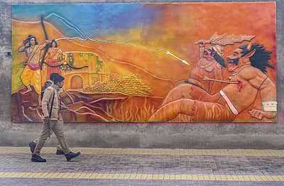 ಗೋಡೆಗಳ ಮೇಲೆ ರಾಮಾಯಣದ ದೃಶ್ಯಗಳನ್ನು ಚಿತ್ರಿಸಲಾಗಿದೆ