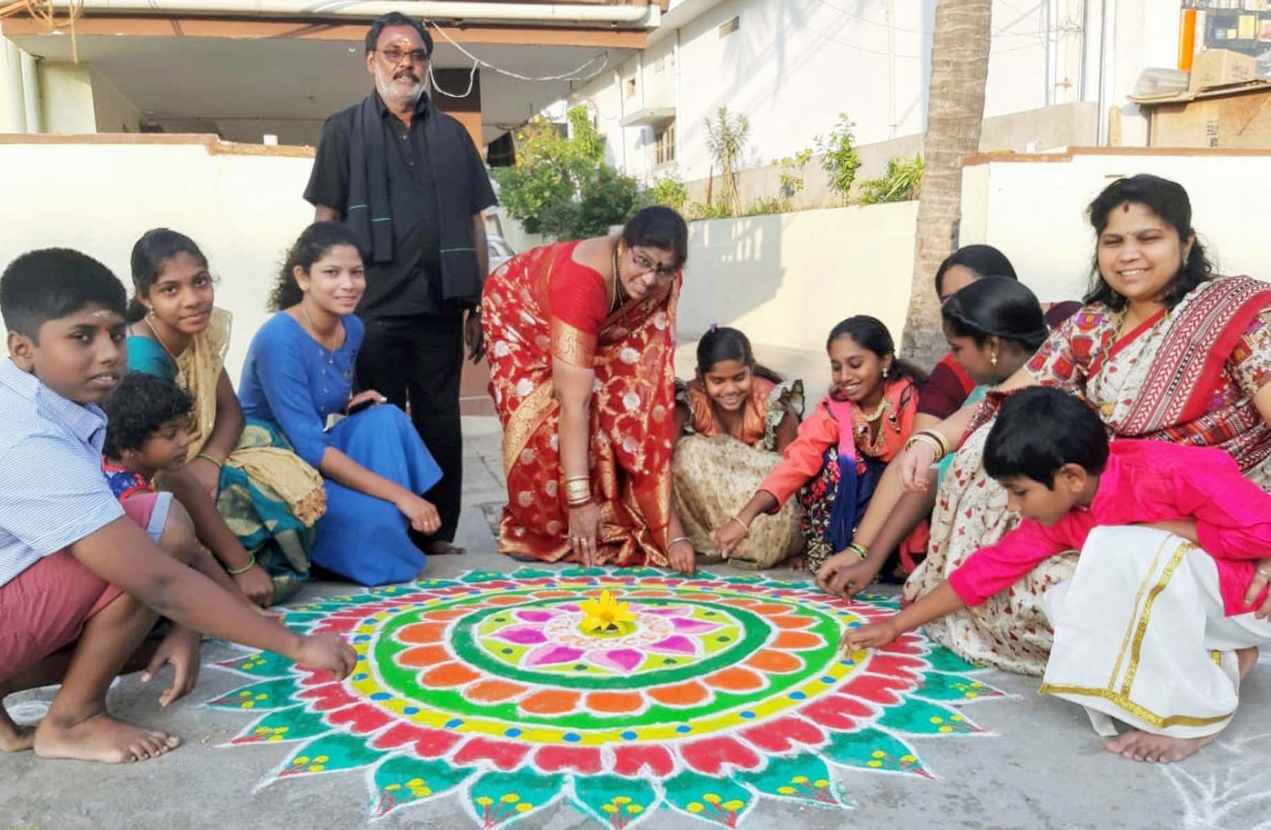 ಸಿಂಧನೂರಿನ ಪ್ರಶಾಂತ ನಗರದಲ್ಲಿ ಮಹಿಳೆಯರು ರಂಗೋಲಿ ಬಿಡಿಸಿದರು