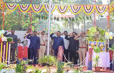 ಮಂಡ್ಯದ ಜಿಲ್ಲಾ‌ ಸಶಸ್ತ್ರ ಮೀಸಲು‌ಪಡೆ‌ ಮೈದಾನದಲ್ಲಿ ನಡೆದ ಗಣರಾಜ್ಯೋತ್ಸವದ ಅಂಗವಾಗಿ  ಜಿಲ್ಲಾ ಉಸ್ತುವಾರಿ ಸಚಿವ ಎನ್.ಚಲುವರಾಯಸ್ವಾಮಿ ಧ್ವಜಾರೋಹಣ ನೆರವೇರಿಸಿ‌ ವಂದನೆ‌ ಸ್ವೀಕರಿಸಿದರು