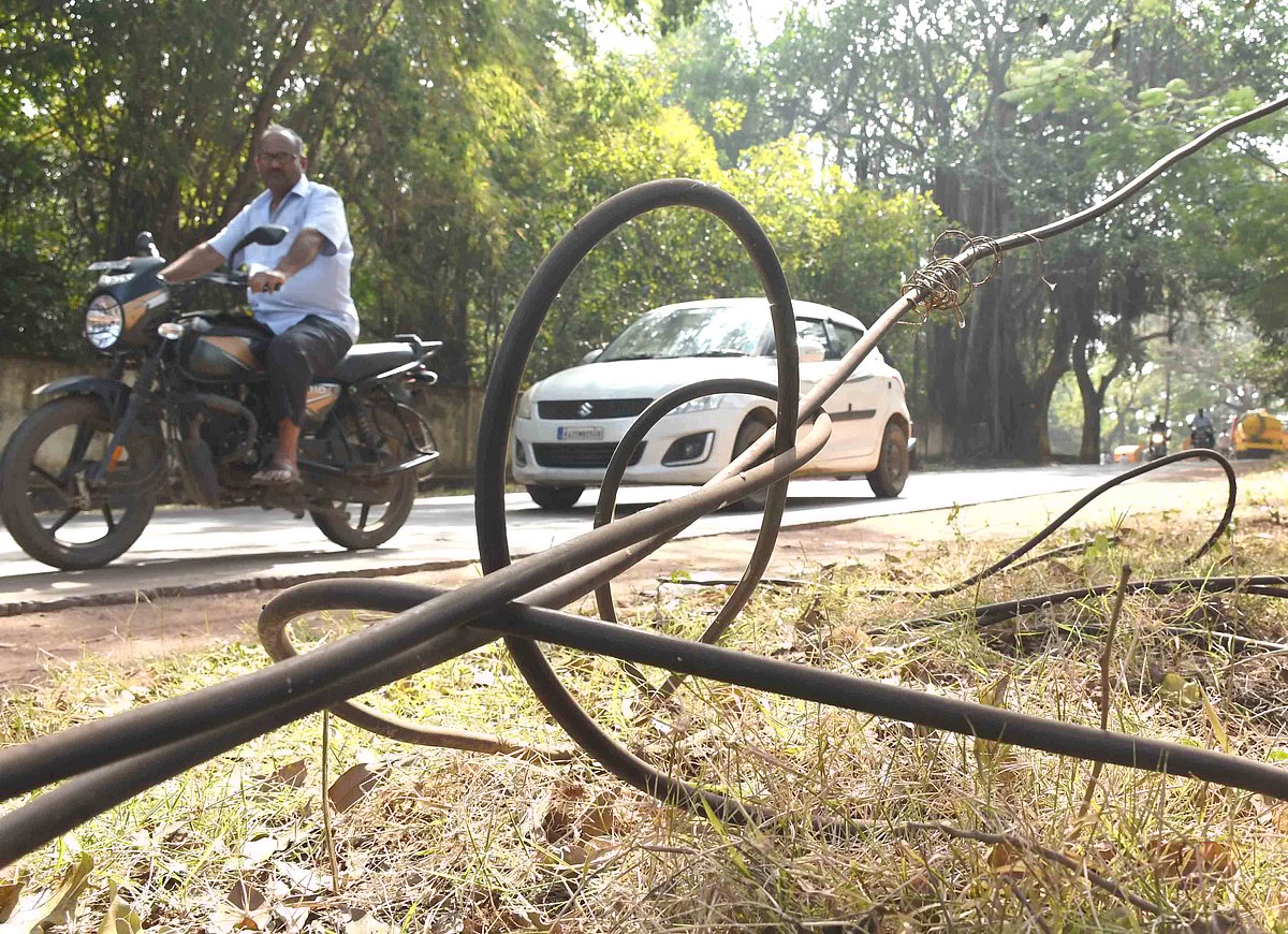 ಹೆಸ್ಕಾಂ, ಪಾಲಿಕೆ ಅಧಿಕಾರಿಗಳ ಜಾಣ ಕುರುಡು: ಕೇಬಲ್‌ ಅವಾಂತರ; ಓಡಾಟಕ್ಕೆ ಸಂಕಷ್ಟ