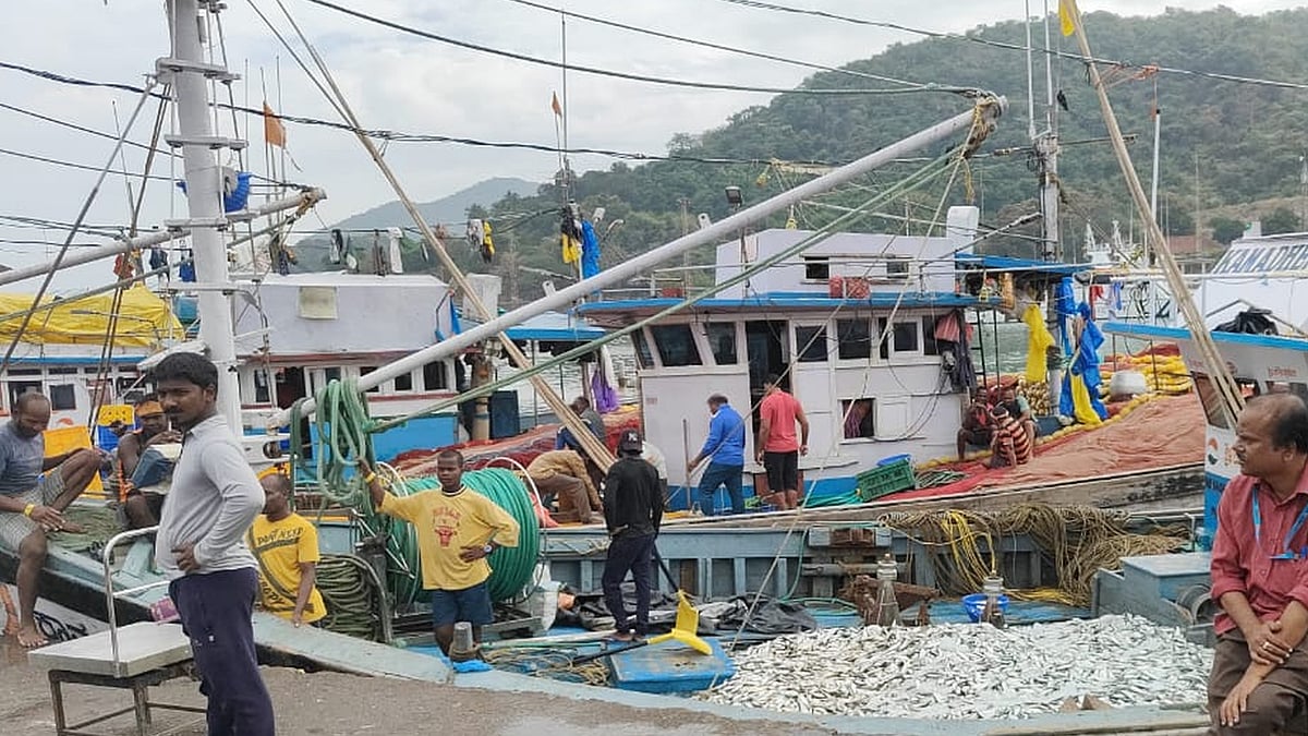 ಕಾರವಾರ | ಬಹಿಷ್ಕಾರದ ಆರೋಪ: ದೋಣಿಯಲ್ಲೆ ಉಳಿದ ಮೀನು!
