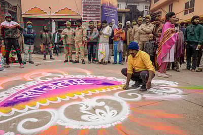  ಅಯೋಧ್ಯೆಯಲ್ಲಿ ನಡೆಯಲಿರುವ ರಾಮ ಮೂರ್ತಿ ಪ್ರಾಣ ಪ್ರತಿಷ್ಠಾಪನೆ ಕಾರ್ಯಕ್ರಮ ಹಿನ್ನಲೆ ಭಕ್ತರನ್ನು ಸ್ವಾಗತಿಸಲು ಇಂದು ( ಗುರುವಾರ) ರಂಗೋಲಿಗಳನ್ನು ಬಿಡಿಸಲಾಗುತ್ತಿದೆ.