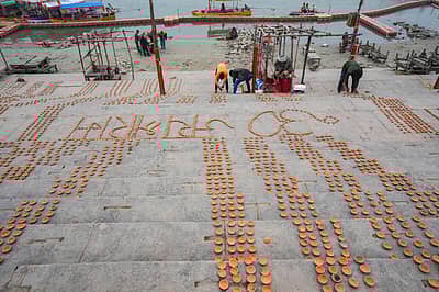 ಅಯೋಧ್ಯೆಯ ಘಾಟ್‌ನಲ್ಲಿ ದೀಪ ಬೆಳಗಲು ಹಣತೆಗಳನ್ನು ಇಟ್ಟಿರುವುದು