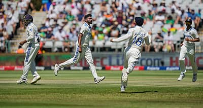 ವಿಕೆಟ್ ಪಡೆದ ಸಂಭ್ರಮದಲ್ಲಿ ಸಿರಾಜ್, ವಿರಾಟ್