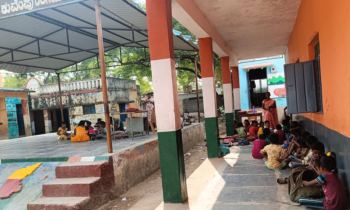 ಕುಡುದರಹಾಳು | ಶಾಲಾ ಕೊಠಡಿಗಳು ಶಿಥಿಲ: ಮಕ್ಕಳಿಗೆ ಬಯಲಲ್ಲೇ ಪಾಠ, ಊಟ