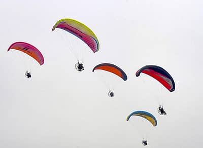 ಬಾನಂಗಳದಲ್ಲಿ ಹಾರಾಡಿದ ಪ್ಯಾರಾಗ್ಲೈಡರ್ಸ್‌