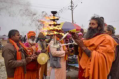 ಪ್ರಯಾಗ್‌ ರಾಜ್‌ನಲ್ಲಿ ಇಂದು ಸೂರ್ಯೋದಯ ಸಂದರ್ಭದಲ್ಲಿ ಆರತಿ ಮಾಡುತ್ತಿರುವ ದೃಶ್ಯ