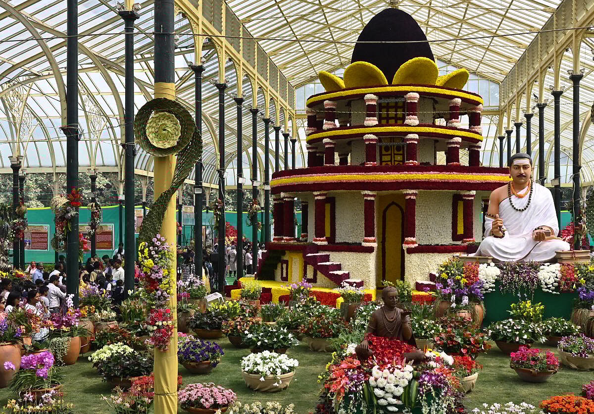 PHOTOS | ಲಾಲ್‌ಬಾಗ್‌: ಪುಷ್ಪಗಳಲ್ಲಿ ಅರಳಿದ ಅನುಭವ ಮಂಟಪ– ಕಣ್ತುಂಬಿಕೊಂಡ ಜನ